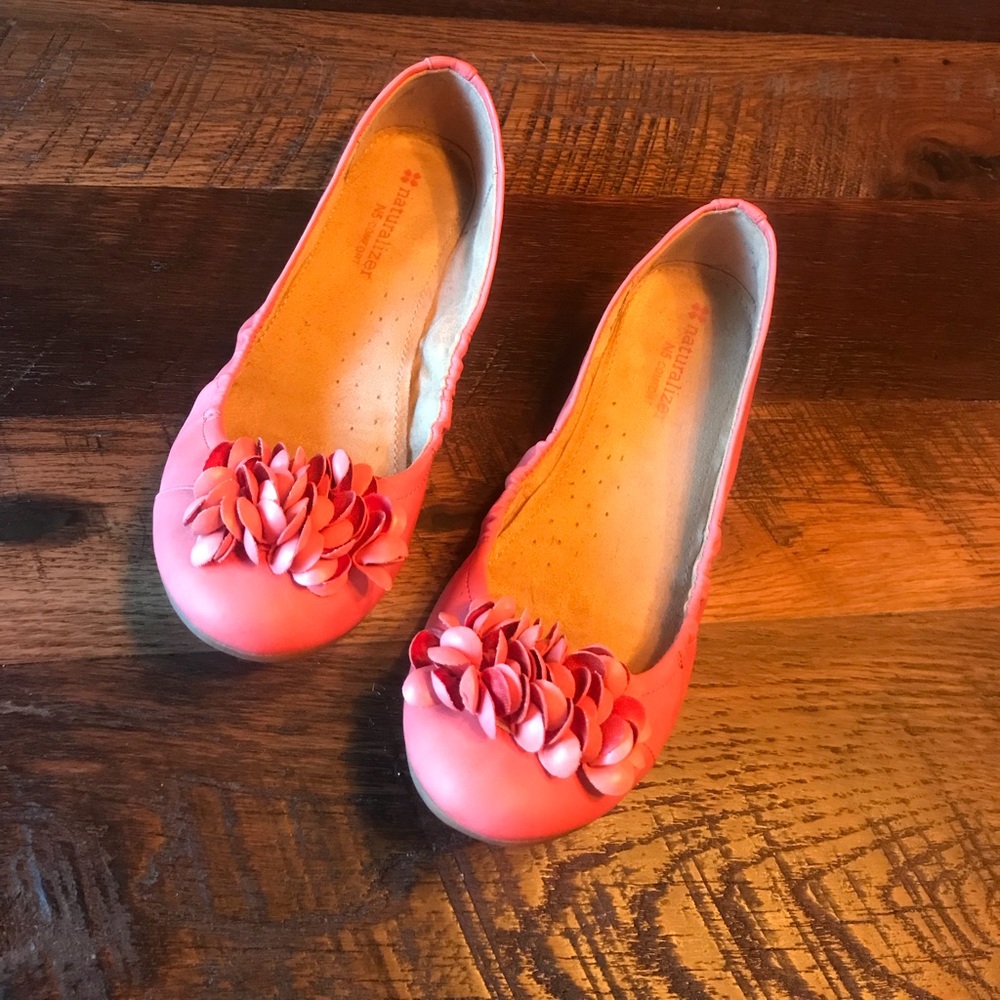 Naturalizer Peach Flower Flats; Size 7.5